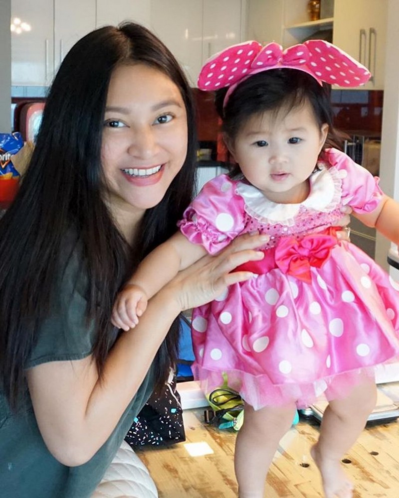 Feel the motherly love of Rufa Mae for her daughter Athena in this gallery!
